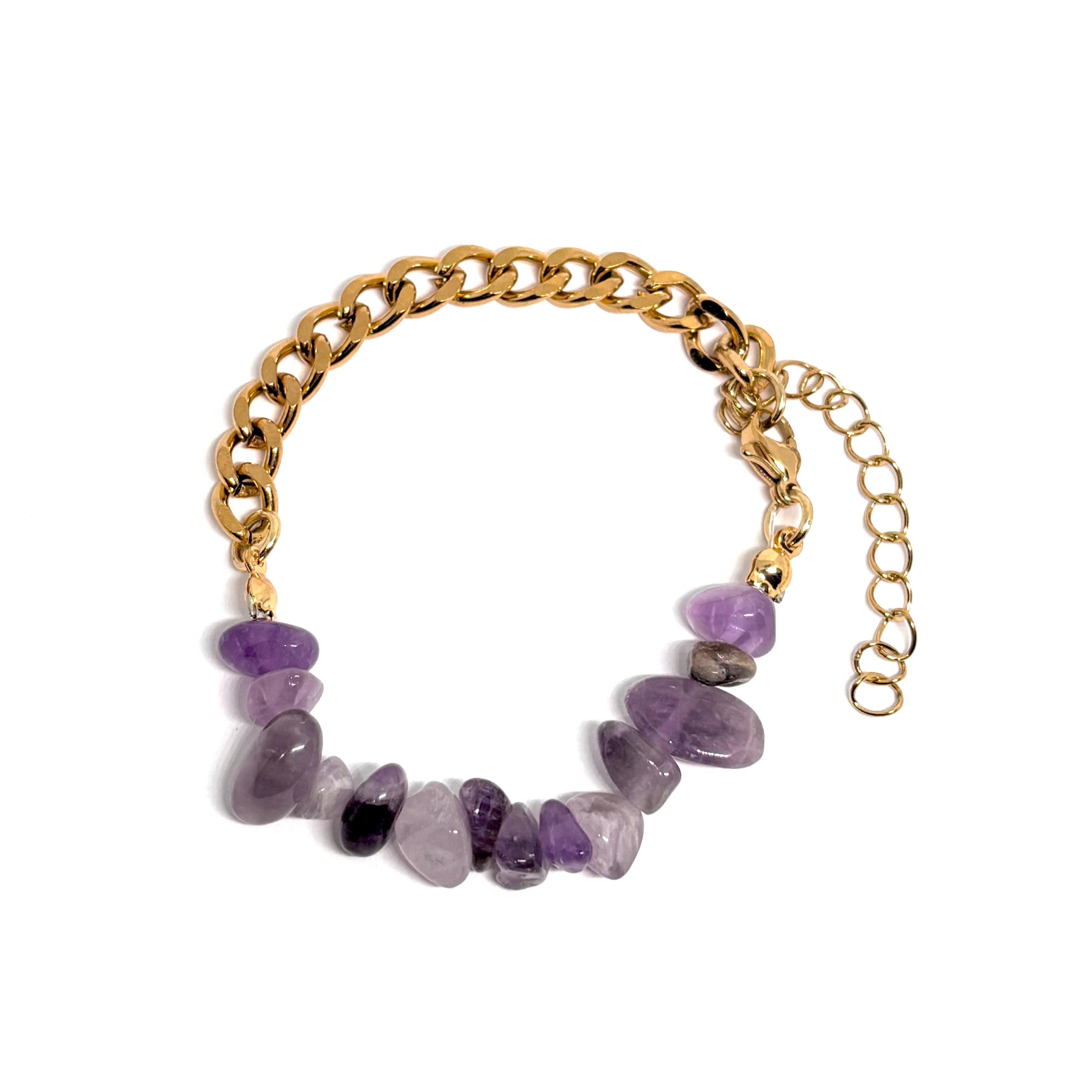 Bracelet femme asymétrique en acier inoxydable couleur doré, orné de pierres violettes type améthyste. Bijou bohème chic, ajustable, résistant à l’eau et hypoallergénique, au design unique mêlant maillons dorés et éclats minéraux naturelsBracelet femme asymétrique en acier inoxydable couleur doré, orné de pierres violettes type améthyste. Bijou bohème chic, ajustable, résistant à l’eau et hypoallergénique, au design unique mêlant maillons dorés et éclats minéraux naturels